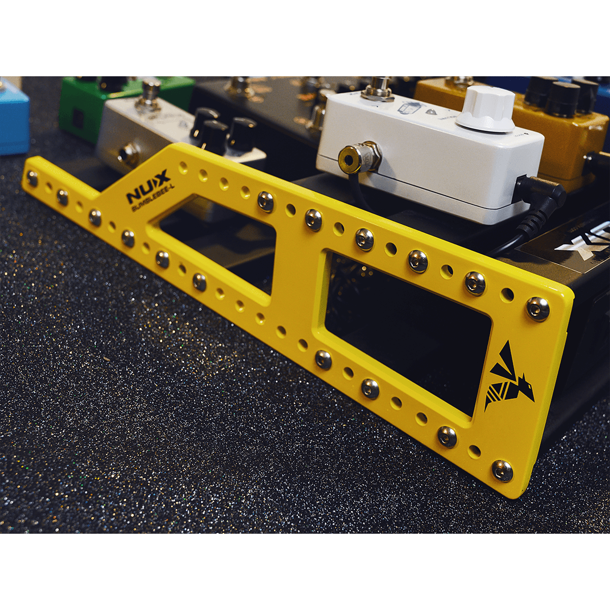 Bumblebee Pedal Board with Carry Bag by NUX | Lightweight | Large | MNU NPB-L